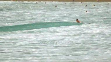 Dalgalar üzerinde plaj, Nai Harn, Tayland