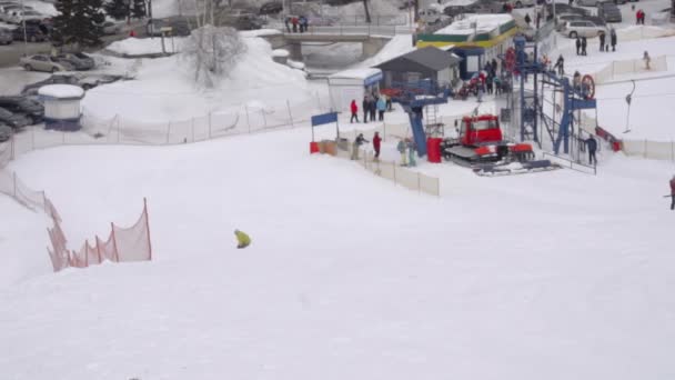 Snowboarden langzaam bergafwaarts — Stockvideo
