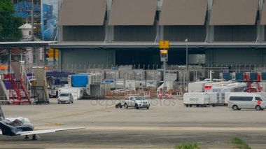 Uçak indikten sonra kalkıyor.