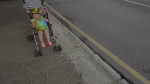 ホテルの公園で子供と一緒に歩いている女性 — ストック動画