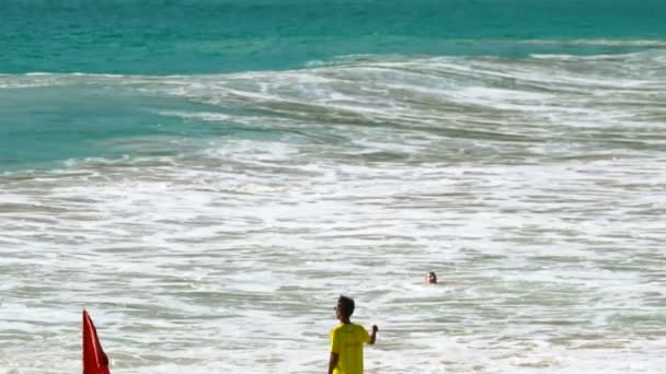 Le drapeau avertit les nageurs de ne pas entrer dans l'eau — Video