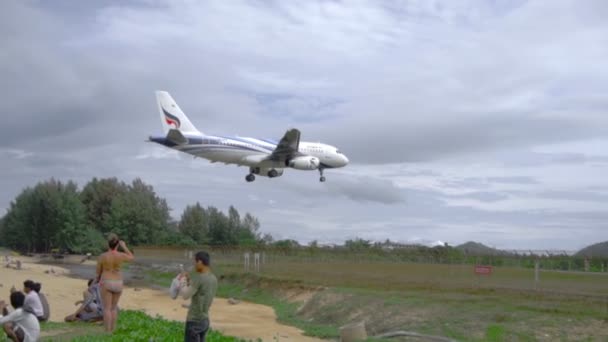 Airplane Airbus 319 landing — Stock Video