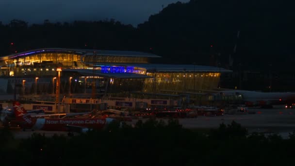 AirAsia Airbus 320 rodaje antes de la salida por la noche — Vídeos de Stock