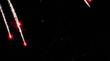 Akşamları yanıp sönen havai fişek