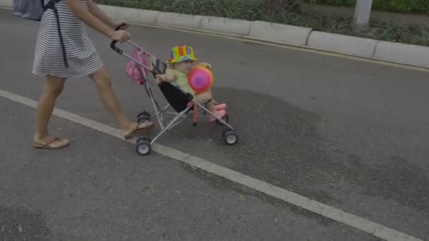 Mulher que anda com criança no parque do hotel — Vídeo de Stock