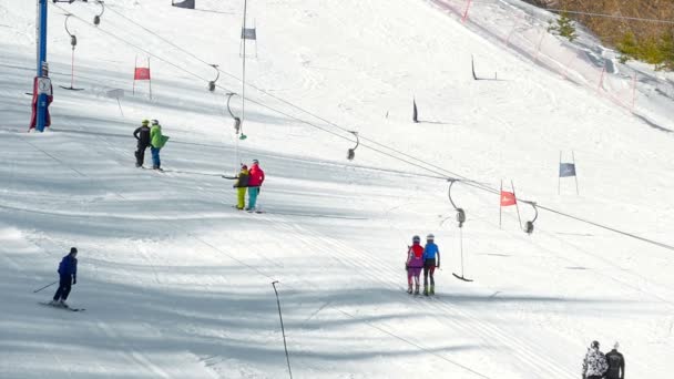 Turis bersantai di pegunungan ski resort — Stok Video