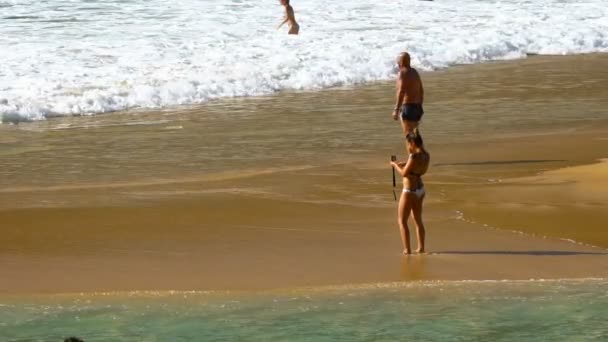 Wellen am Nai Harn Beach — Stockvideo