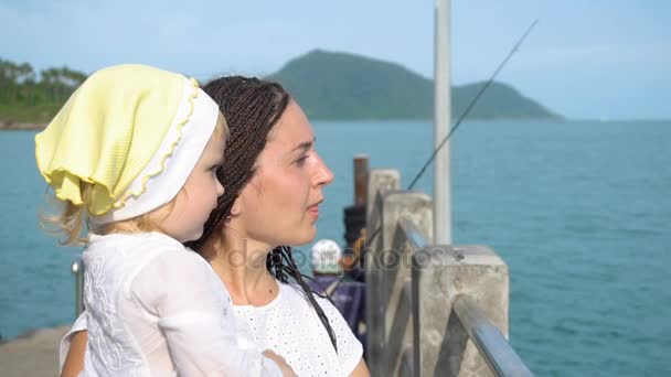 Жінка з дочкою на пірсі — стокове відео