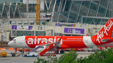 Uçak indikten sonra kalkıyor.