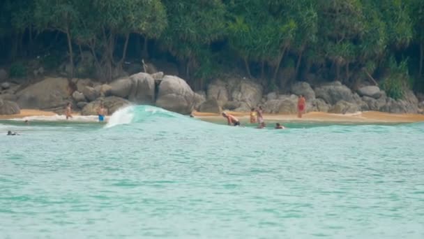 Wellen am Strand von Nai Harn, Thailand — Stockvideo