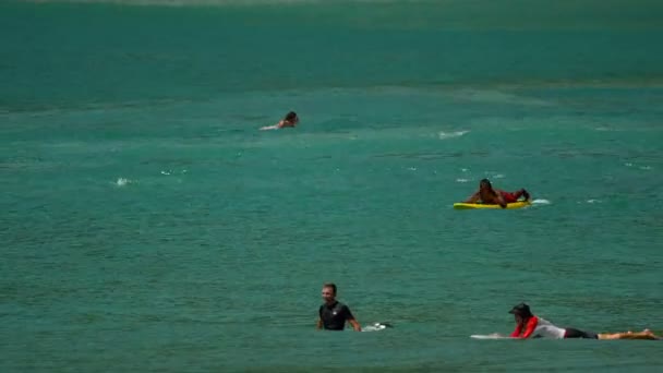 Ondas na praia de Nai Harn, Tailândia — Vídeo de Stock