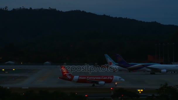 AirAsia Airbus 320 circulant avant le départ la nuit — Video