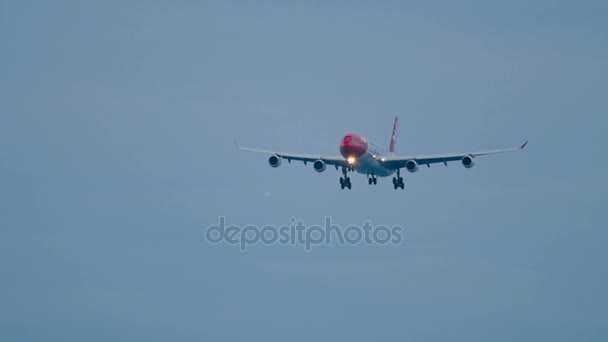 Vliegtuig nadert voor de landing — Stockvideo