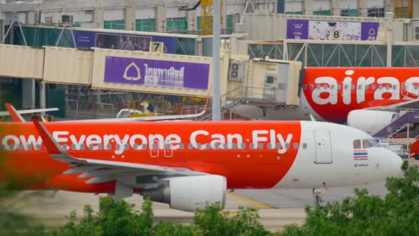 AirAsia Airbus 320 taxning — Stockvideo