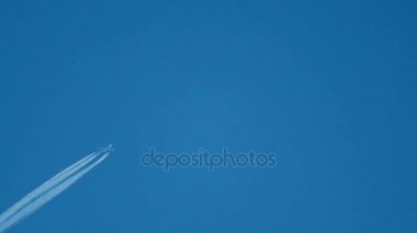 Yüksekten uçan uçak