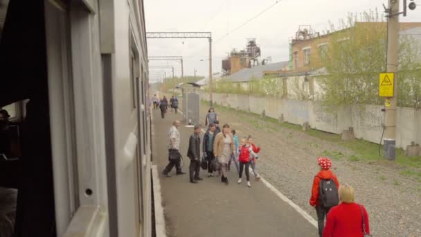 Passageiros na paragem de comboio — Vídeo de Stock