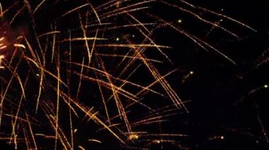 Akşamları yanıp sönen havai fişek