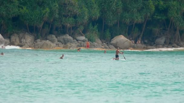 Onde sulla spiaggia di Nai Harn, Thailandia — Video Stock