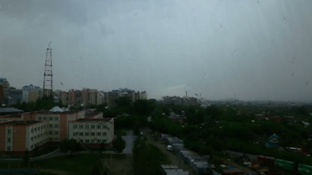 Lluvia en la ciudad, mañana — Vídeo de stock