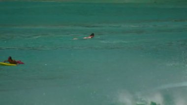 Dalgalar üzerinde plaj, Nai Harn, Tayland