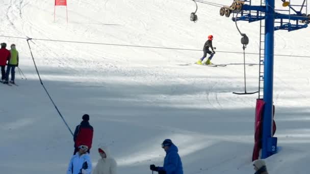 観光客は、山スキー リゾートでリラックスします。 — ストック動画