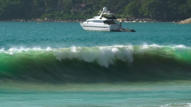 Vågor på the beach i Nai Harn, Thailand — Stockvideo