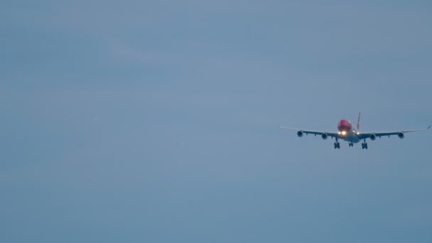 Avión aterrizaje en Phuket aeropuerto — Vídeos de Stock