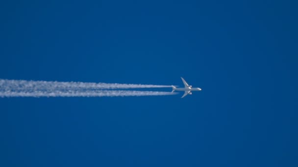 Avión volando alto — Vídeo de stock