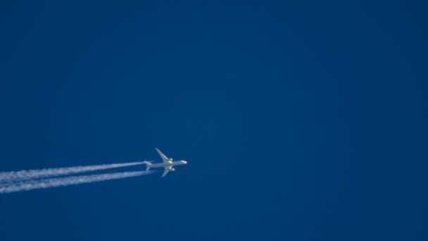 Passagierflugzeug im Höhenflug — Stockvideo