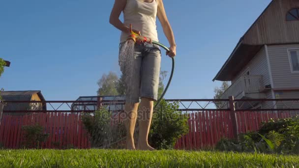 Frau wässert den Rasen — Stockvideo