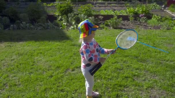 Chica con raquetas de bádminton — Vídeo de stock