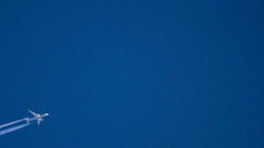 Yüksekten uçan uçak