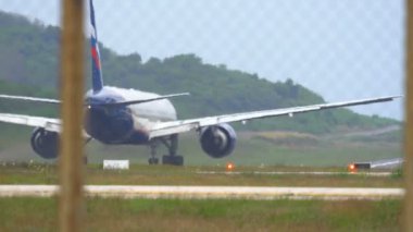 Uçak kalkıştan önce hızlansın.
