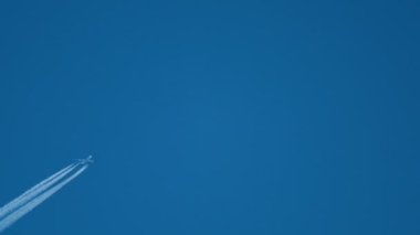 Yüksekten uçan uçak