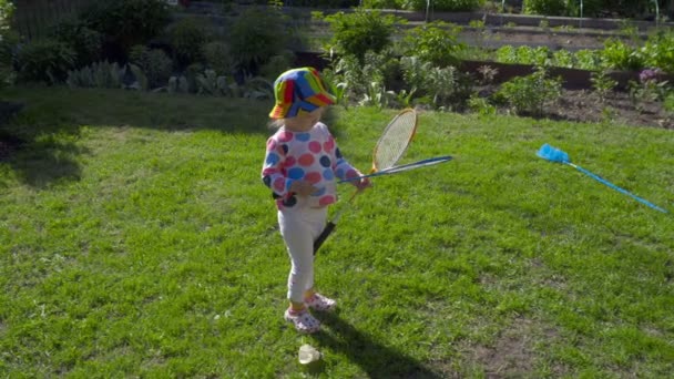 Fille avec des raquettes de badminton — Video