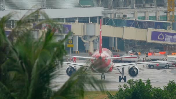 Avião taxiando após a aterragem — Vídeo de Stock