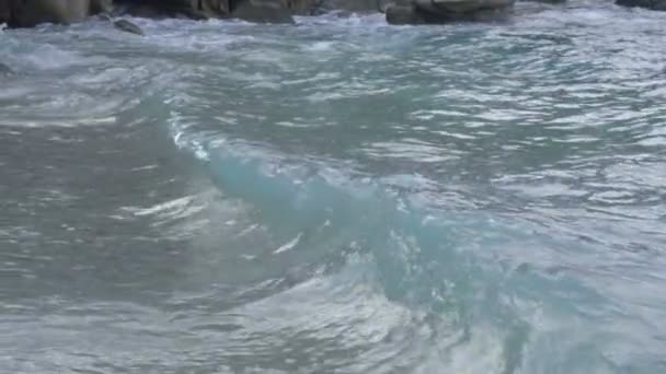 Onde roulante turquoise, ralenti — Video