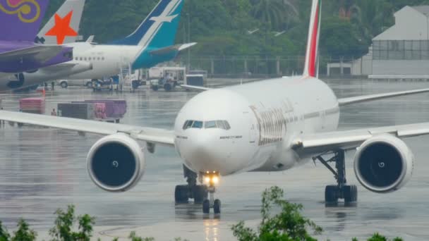 Avión en rodaje antes de la salida — Vídeos de Stock