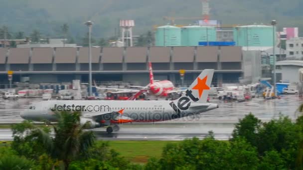 Jetstar Airbus 320 ускоряет — стоковое видео