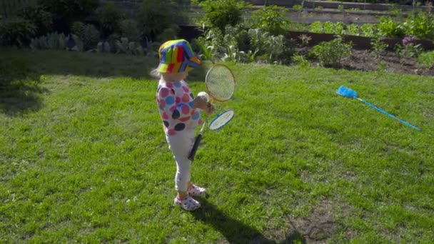 Fille avec des raquettes de badminton — Video