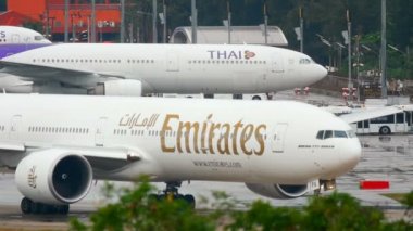 Uçak kalkmadan önce piste dönün.