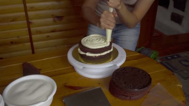 Μαγείρεμα κέικ στο σπίτι — Αρχείο Βίντεο