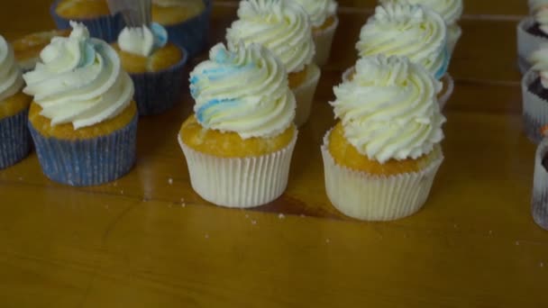 Crema colorata sopra un cupcake — Video Stock