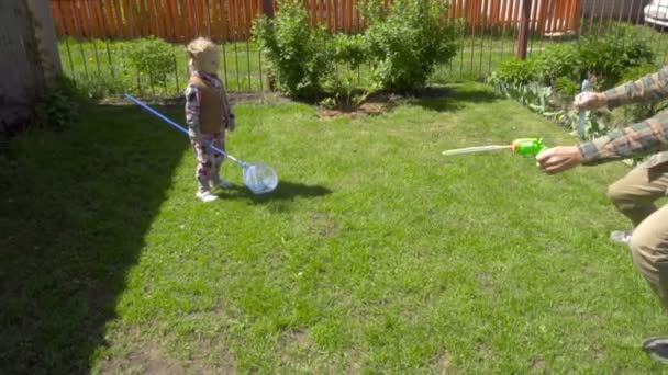 Mädchen fängt Seifenblasen — Stockvideo