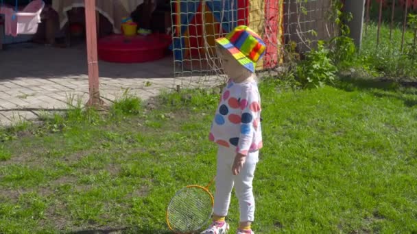 Flicka med badmintonracketar — Stockvideo