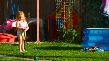 Küçük kız çim sulama