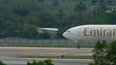 Uçak kalkıştan önce kalkıyor.