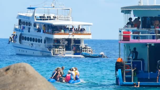 Toeristen op de Similan eilanden — Stockvideo