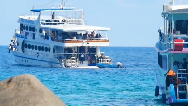 Toeristen op de Similan eilanden — Stockvideo