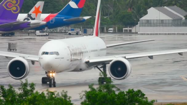 Avión gire pista antes de la salida — Vídeo de stock